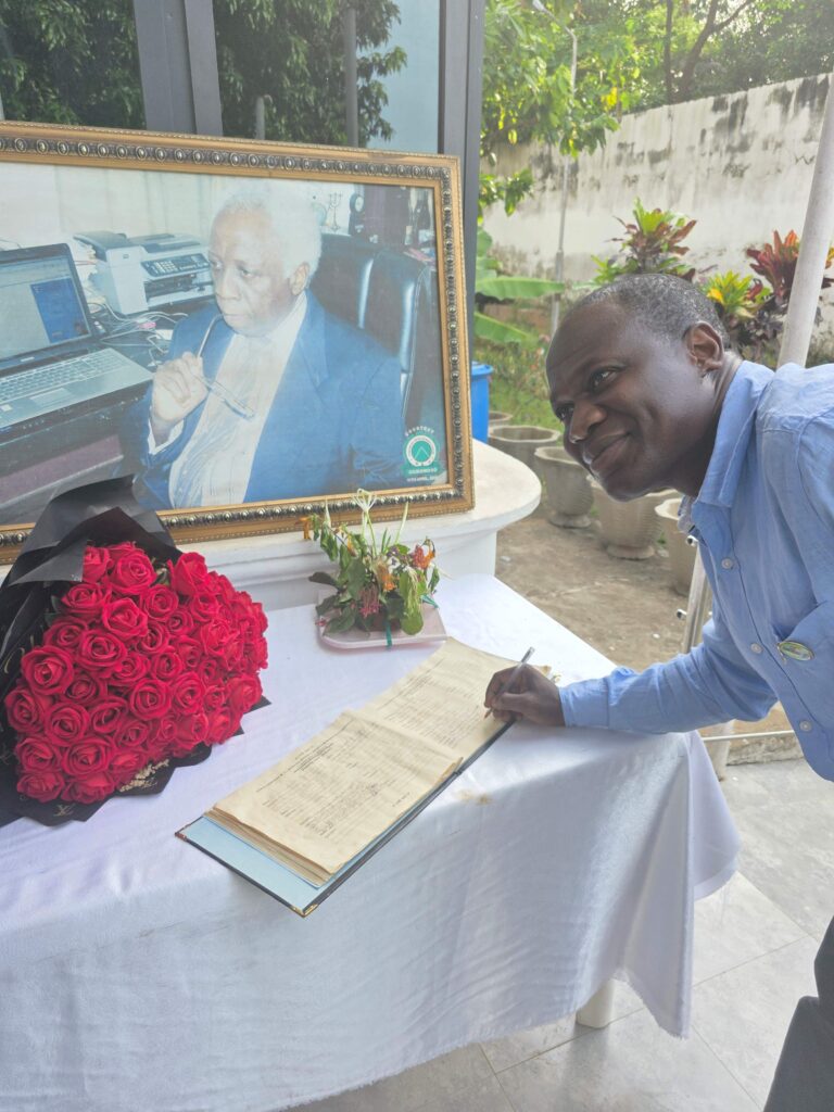 OYO APC GUBER ASPIRANT, DR. ADEWALE KOLAPO KAREEM (AKK) PAID CONDOLENCE VISIT TO THE OLUNLOYO FAMILY.